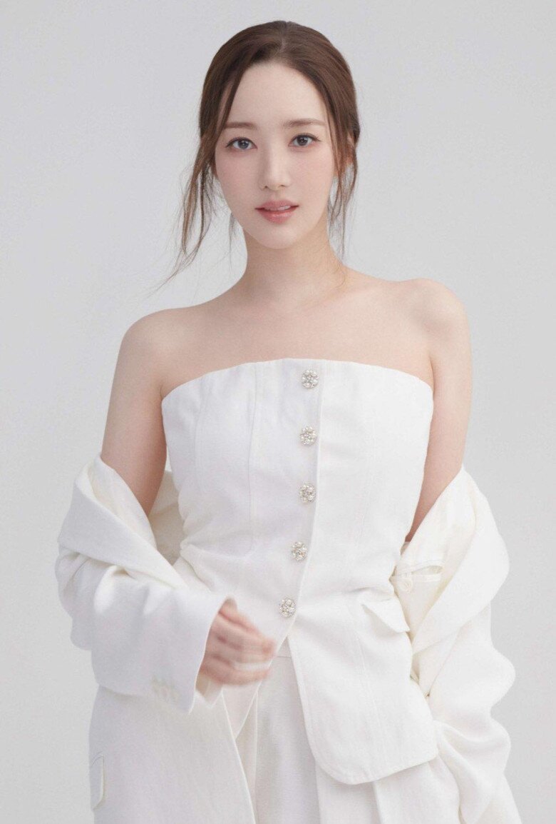 Ở tuổi 39, Park Min Young vẫn giữ vững danh xưng Đệ nhất mỹ nhân dao kéo showbiz với gương mặt thanh tú, làn da căng bóng và vóc dáng mảnh mai đáng ngưỡng mộ.