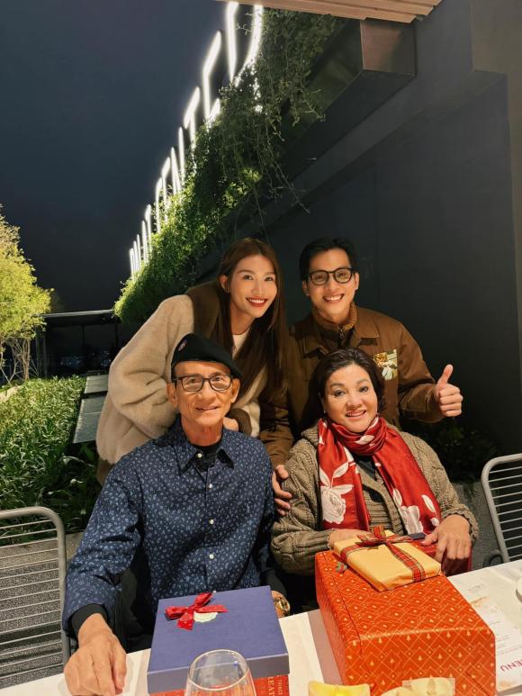 me-chong-a-hau-quynh-chau-doanh-nhan-giau-su-gia-the-het-co-6-ngoisaovn-w1536-h2048 0 Chế Nguyễn Quỳnh Châu, á hậu Quỳnh Châu, sao Việt