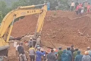 Nhà hàng xóm sập móng, hai cha con tử vong, 3 người bị thương