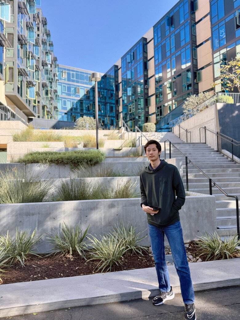 Con trai Jennifer Phạm ra dáng thanh niên khi chuẩn bị vào đại học.