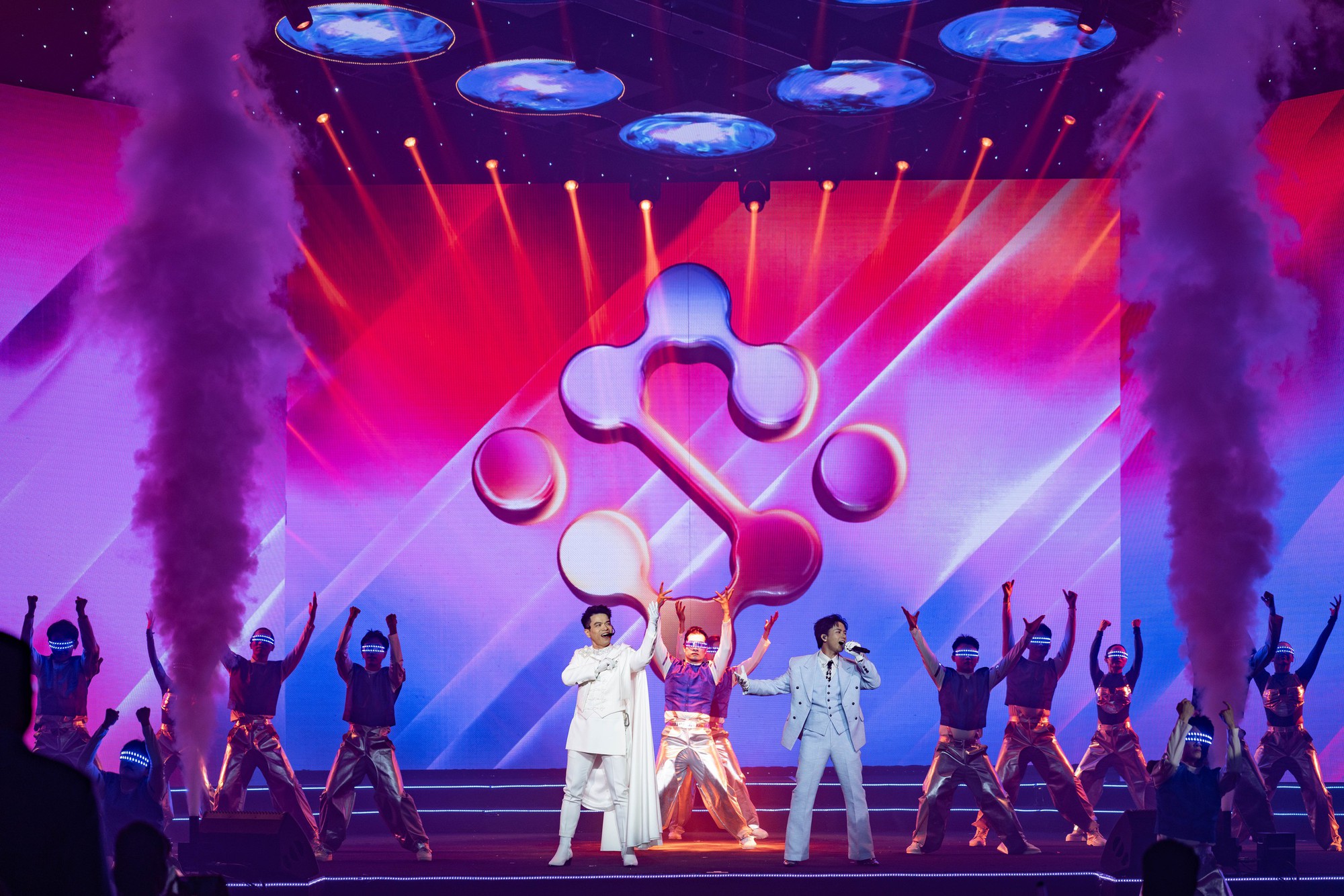 Clip: Màn trình diễn cực "đỉnh" của Chủ tịch KienlongBank cùng ca sĩ Bùi Công Nam- Ảnh 5.