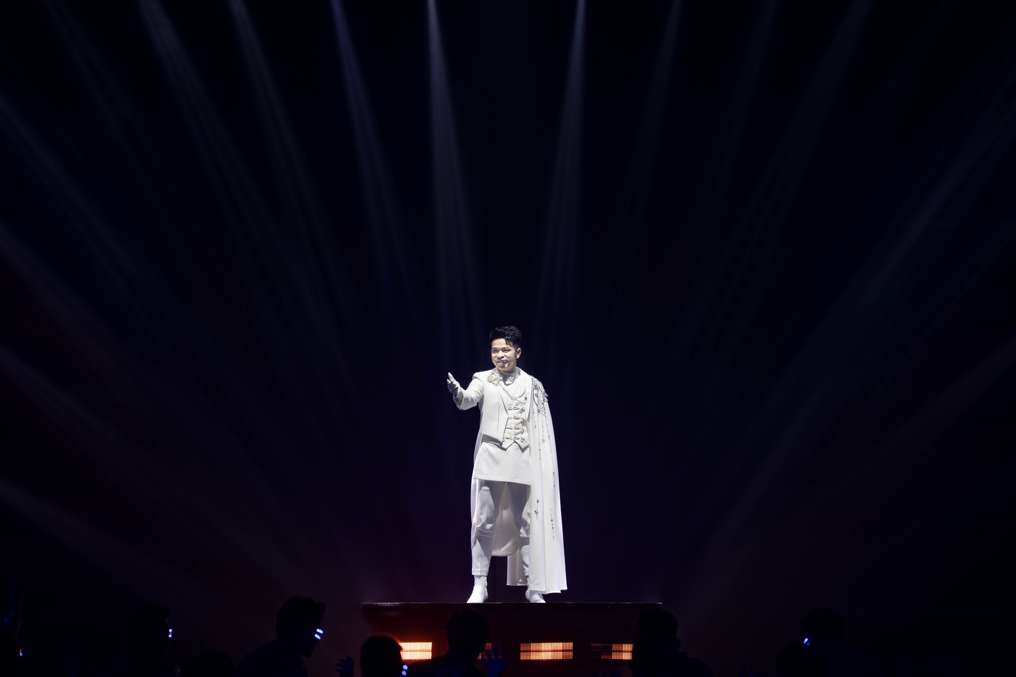 Clip: Màn trình diễn cực "đỉnh" của Chủ tịch KienlongBank cùng ca sĩ Bùi Công Nam- Ảnh 4.