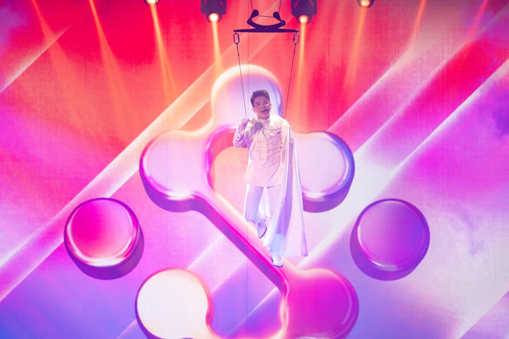 Clip: Màn trình diễn cực "đỉnh" của Chủ tịch KienlongBank cùng ca sĩ Bùi Công Nam- Ảnh 6.