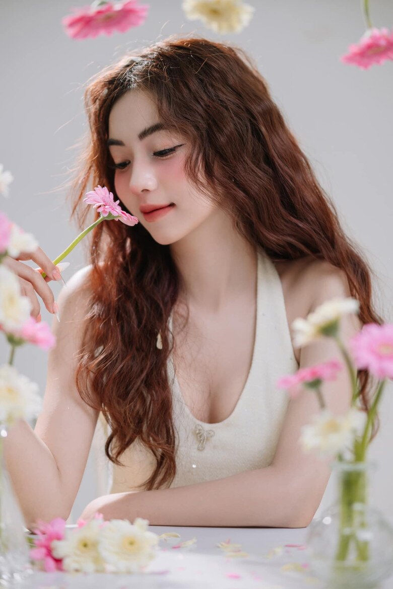 Nước da trắng như sứ của nữ sinh 2K3 là học trò của Bùi Quỳnh Hoa vừa đăng quang Hoa hậu sinh viên - 2