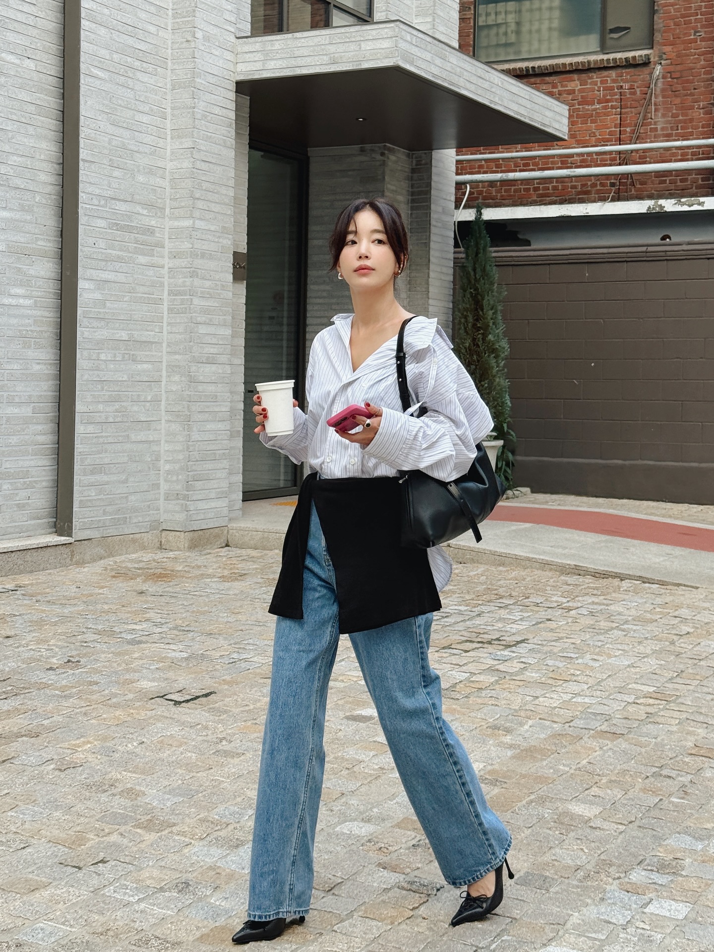 Tìm ra mẫu quần jeans hoàn hảo nhất cho phụ nữ trên 40 tuổi: Mặc lên gọn dáng, chuẩn thanh lịch - Ảnh 4. Tìm ra mẫu quần jeans hoàn hảo nhất cho phụ nữ trên 40 tuổi: Mặc lên gọn dáng, chuẩn thanh lịch - Ảnh 4.