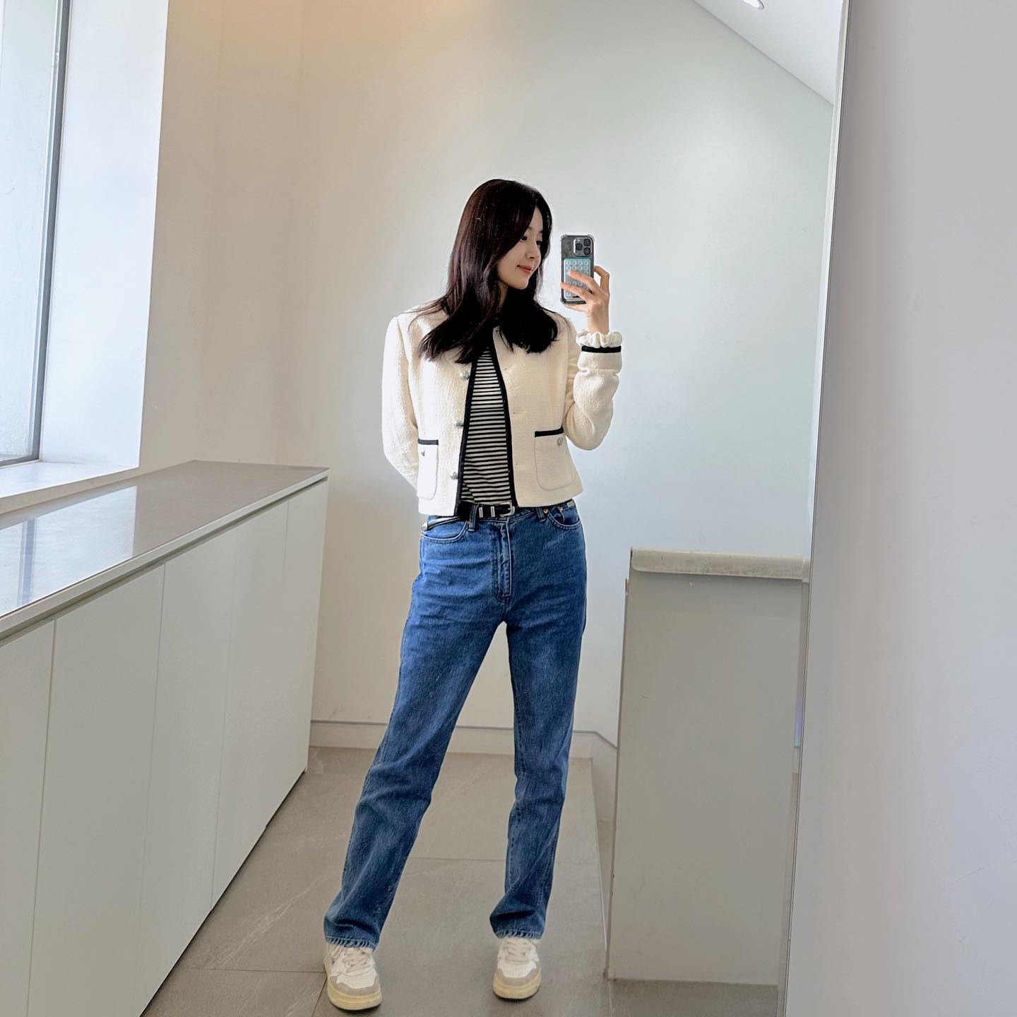 Tìm ra mẫu quần jeans hoàn hảo nhất cho phụ nữ trên 40 tuổi: Mặc lên gọn dáng, chuẩn thanh lịch - Ảnh 8. Tìm ra mẫu quần jeans hoàn hảo nhất cho phụ nữ trên 40 tuổi: Mặc lên gọn dáng, chuẩn thanh lịch - Ảnh 8.