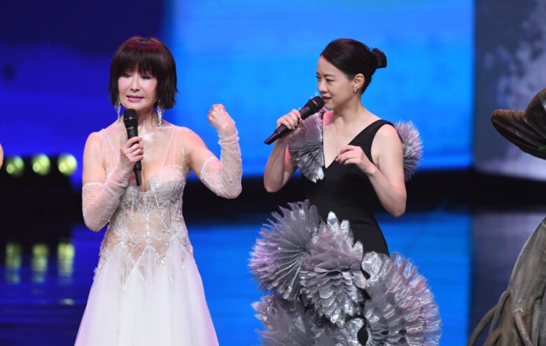 Bà tiết lộ rằng mình có một không gian tập luyện riêng tại nhà, nơi bà dành hai tiếng mỗi ngày cho các bài tập cơ bụng và giãn cơ.