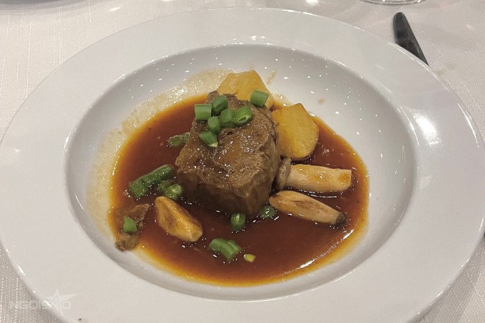 Món bò hầm xốt rượu Porto.  Ảnh: Khắc Bình