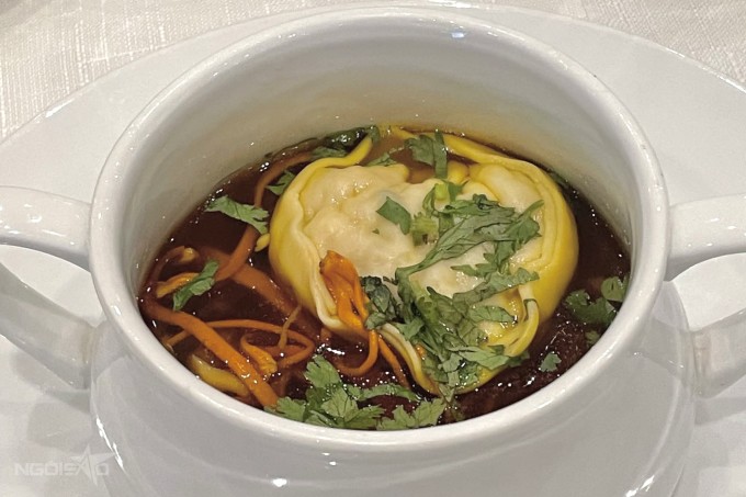 Món súp dumpling hải sản vi cá. Ảnh: Khắc Bình