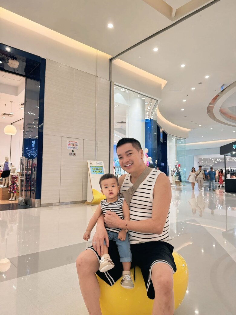 Quang Minh đón cậu quý tử ở tuổi U70, hạnh phúc chia sẻ hình ảnh của con trên mạng xã hội. 