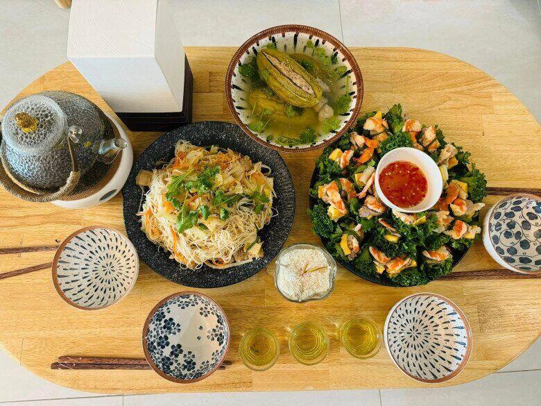 Tình trẻ kém 37 tuổi của Quang Minh tự tay xuống bếp nấu mâm cơm cúng đám giỗ.