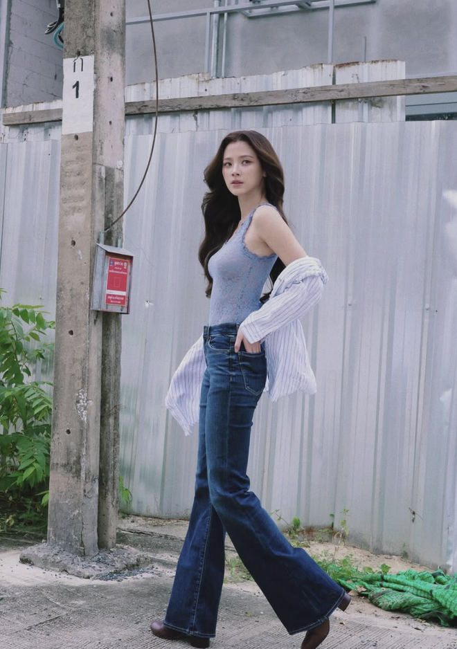 Áo sơ mi kẻ sọc càng đơn giản càng cuốn hút- Ảnh 2. Áo sơ mi kẻ sọc càng đơn giản càng cuốn hút- Ảnh 2.