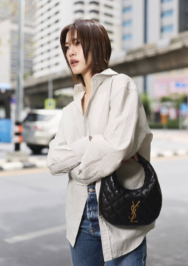 Áo sơ mi kẻ sọc càng đơn giản càng cuốn hút- Ảnh 3. Áo sơ mi kẻ sọc càng đơn giản càng cuốn hút- Ảnh 3.