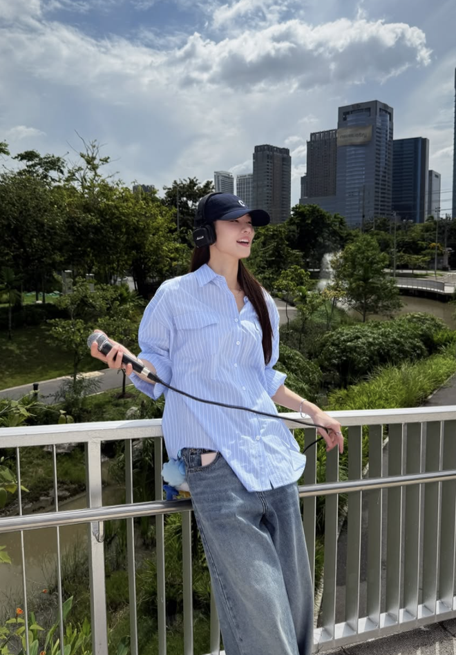 Áo sơ mi kẻ sọc càng đơn giản càng cuốn hút- Ảnh 5. Áo sơ mi kẻ sọc càng đơn giản càng cuốn hút- Ảnh 5.