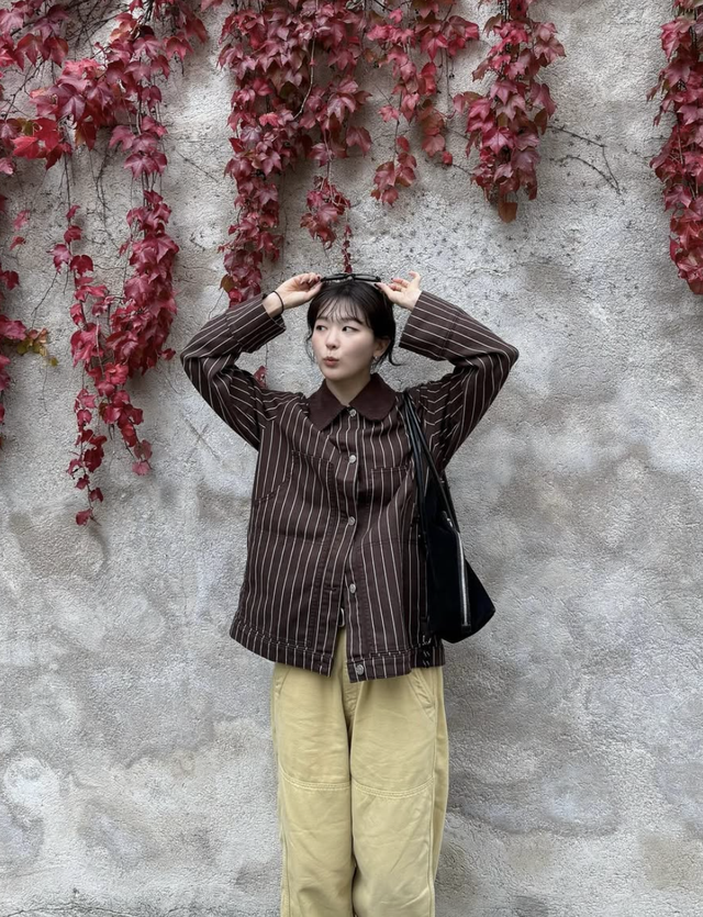 Áo sơ mi kẻ sọc càng đơn giản càng cuốn hút- Ảnh 8. Áo sơ mi kẻ sọc càng đơn giản càng cuốn hút- Ảnh 8.