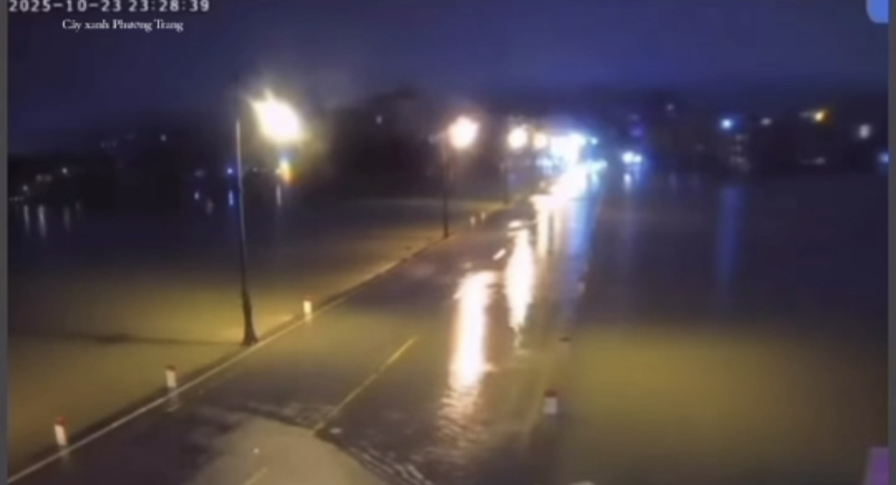 1761633241 617 Ido camera Dap Da lau sach ong kinh giua mua