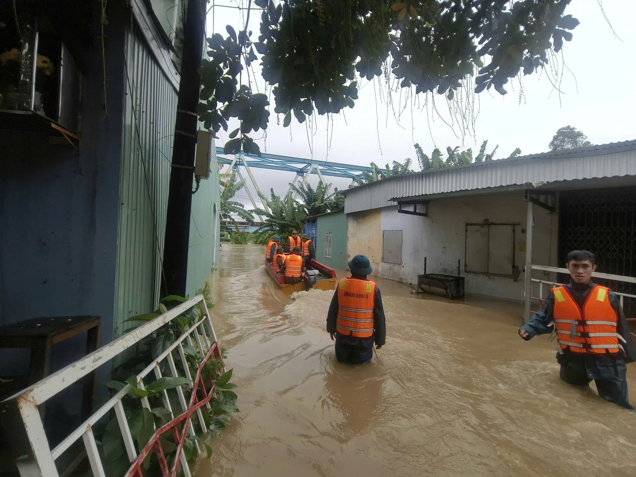 Đà Nẵng: Bộ đội đưa linh cữu người dân ra khỏi vùng cô lập - Ảnh 3.