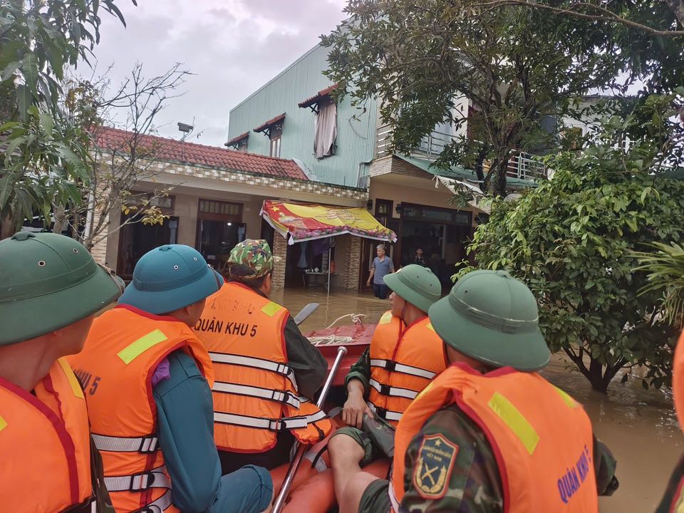 Đà Nẵng: Bộ đội đưa linh cữu người dân ra khỏi vùng cô lập - Ảnh 4.