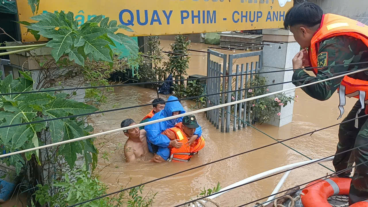 Đà Nẵng: Bộ đội đưa linh cữu người dân ra khỏi vùng cô lập - Ảnh 5.