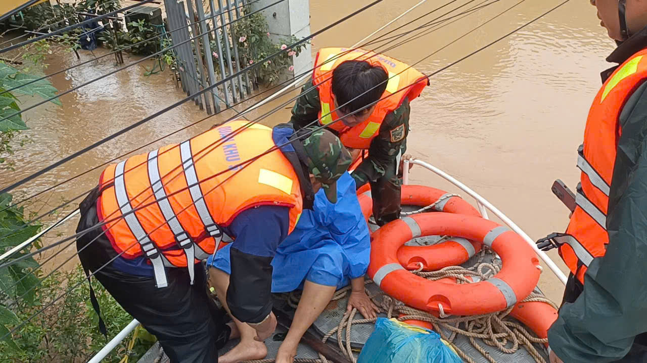 Đà Nẵng: Bộ đội đưa linh cữu người dân ra khỏi vùng cô lập - Ảnh 6.