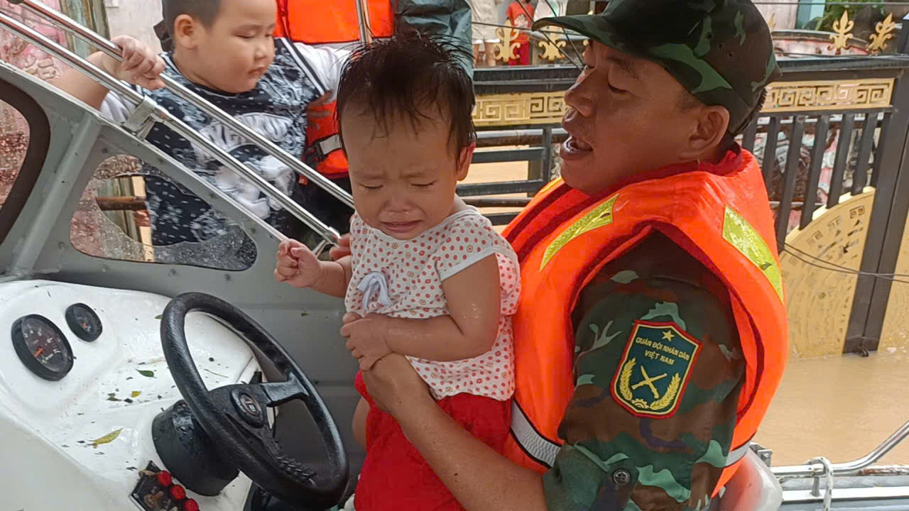 Đà Nẵng: Bộ đội đưa linh cữu người dân ra khỏi vùng cô lập - Ảnh 5.