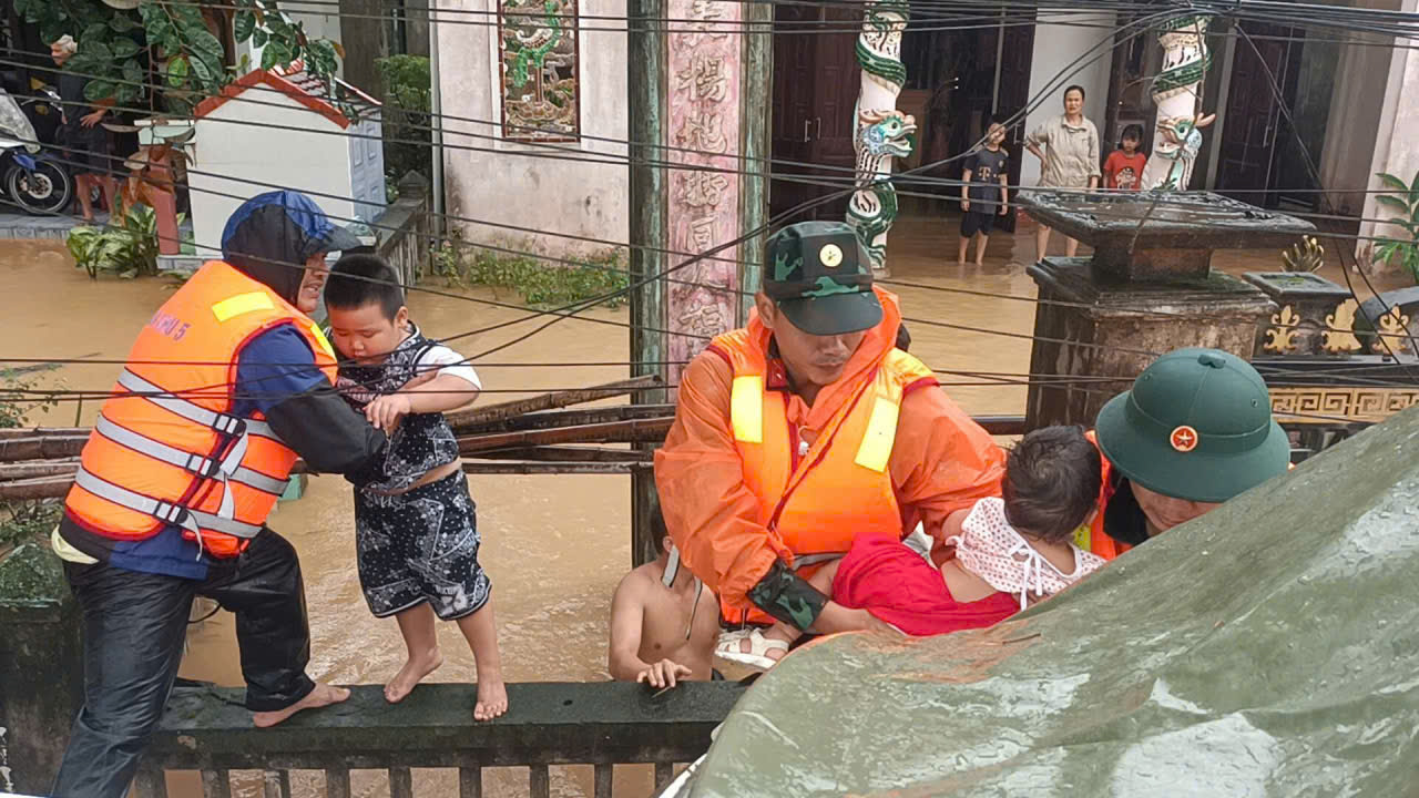 Đà Nẵng: Bộ đội đưa linh cữu người dân ra khỏi vùng cô lập - Ảnh 6.