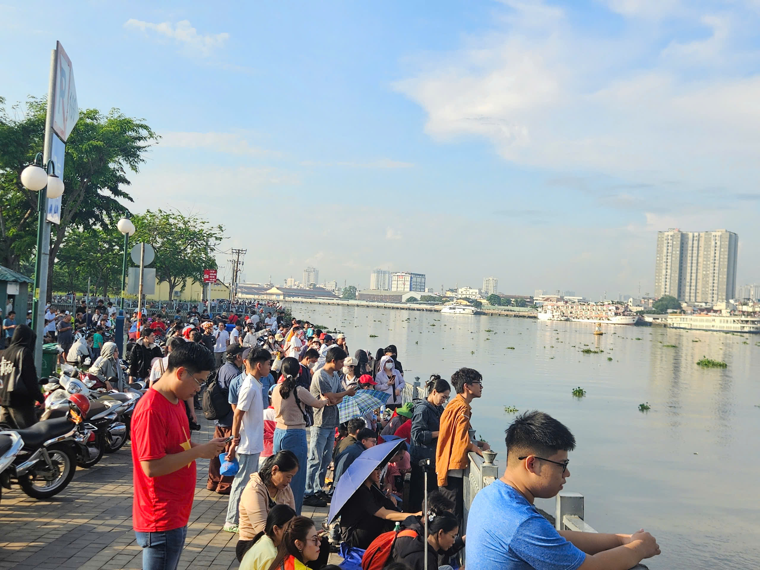 Những địa điểm xem diễu binh, pháo hoa và trình diễn máy bay “không có chỗ chê” dịp 30-4- Ảnh 4.