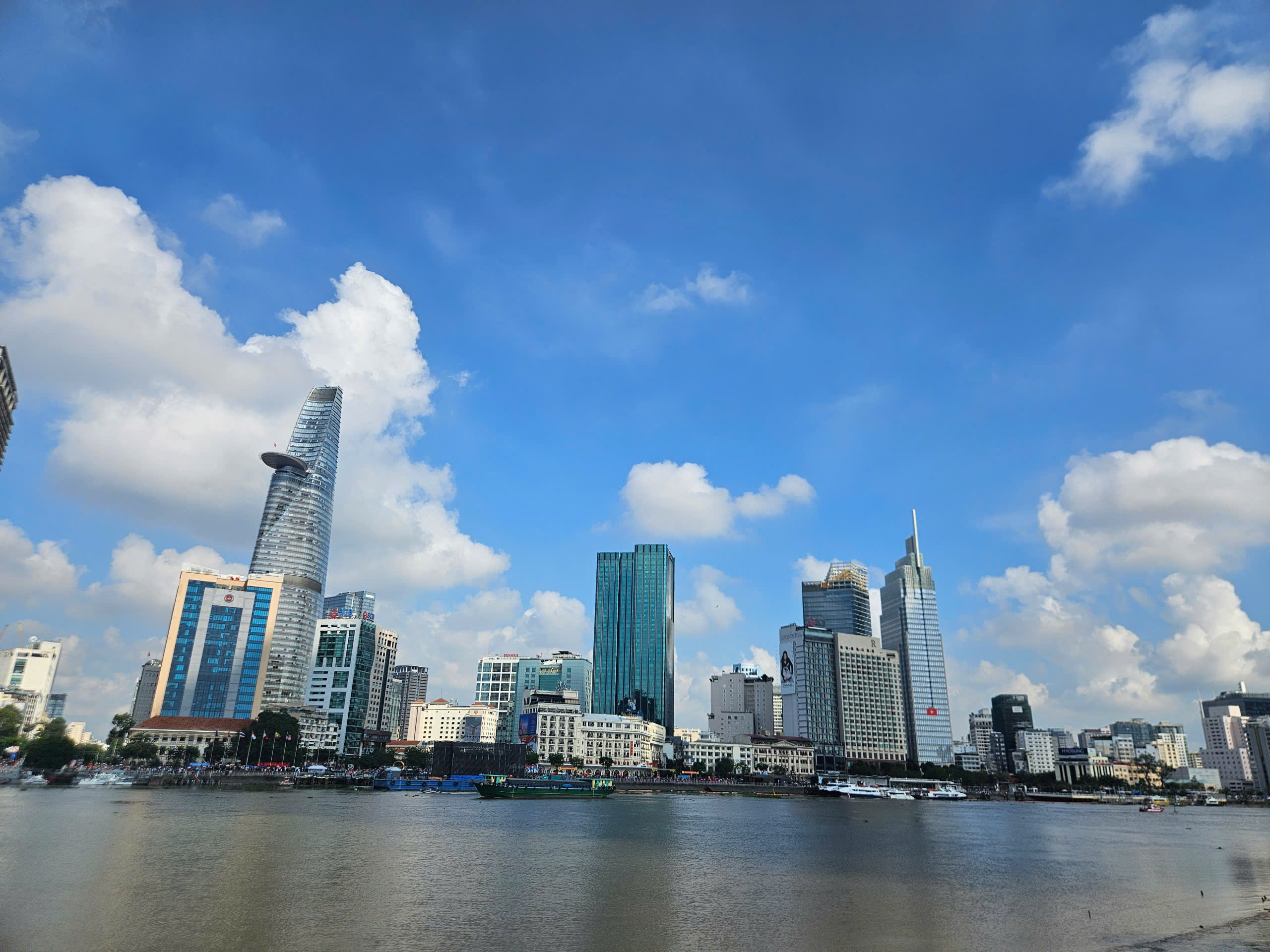 Những địa điểm xem diễu binh, pháo hoa và trình diễn máy bay “không có chỗ chê” dịp 30-4- Ảnh 5.