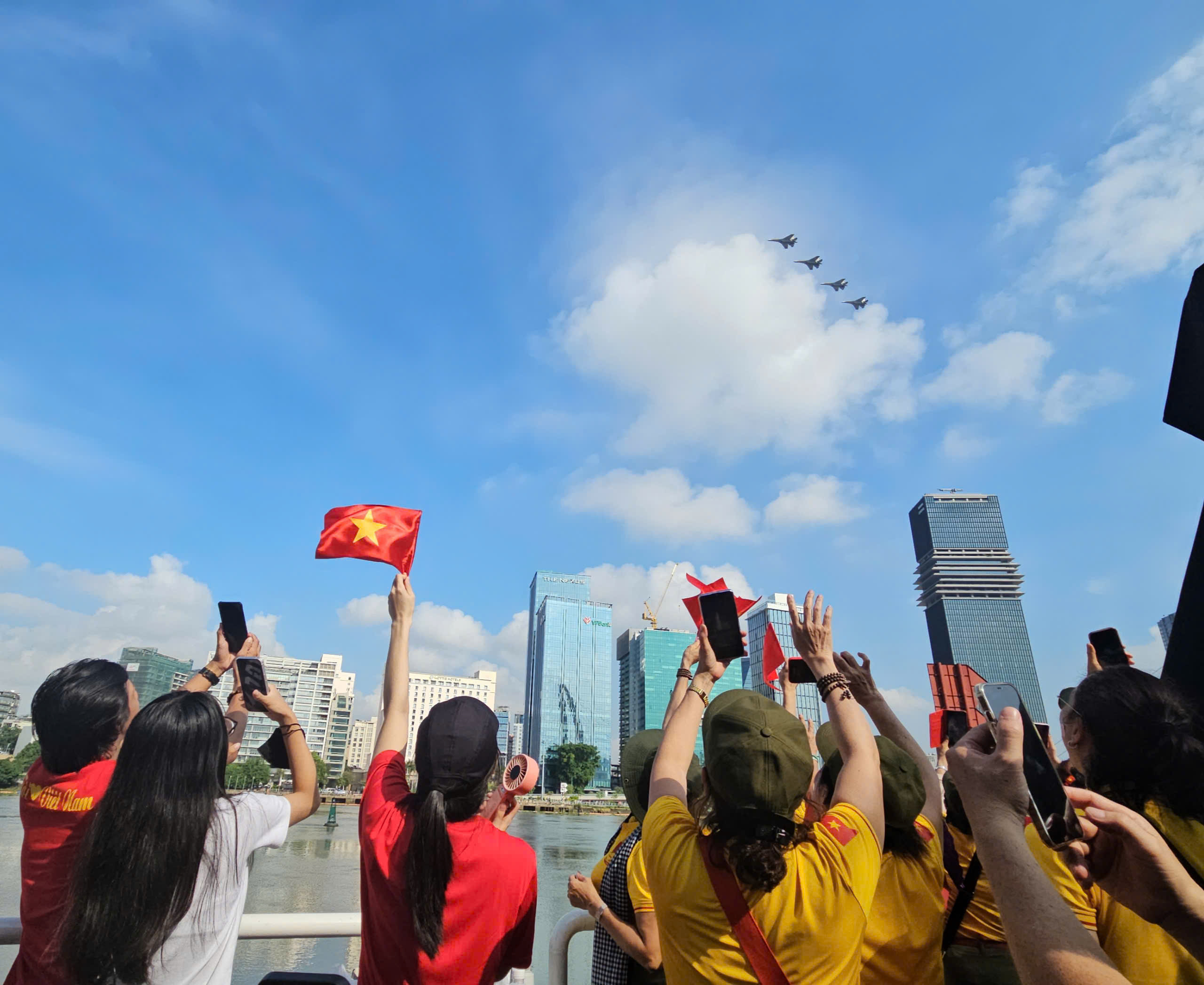 Những địa điểm xem diễu binh, pháo hoa và trình diễn máy bay “không có chỗ chê” dịp 30-4- Ảnh 9.