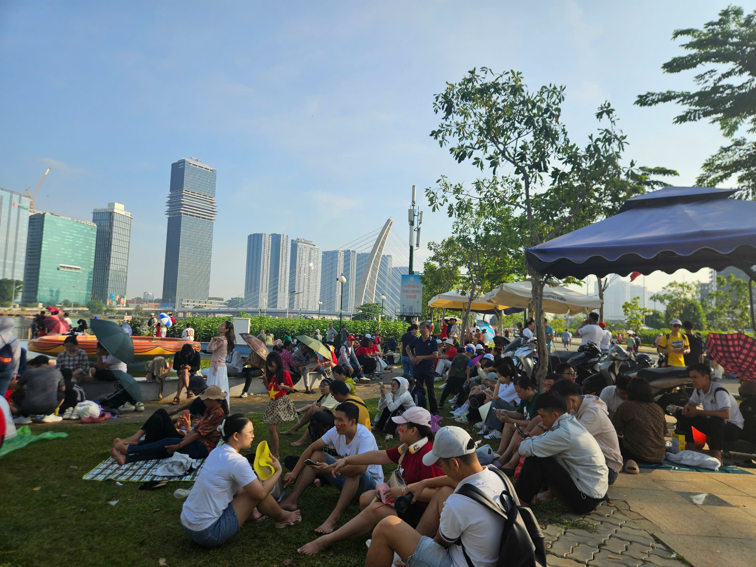 Những địa điểm xem diễu binh, pháo hoa và trình diễn máy bay “không có chỗ chê” dịp 30-4- Ảnh 11.