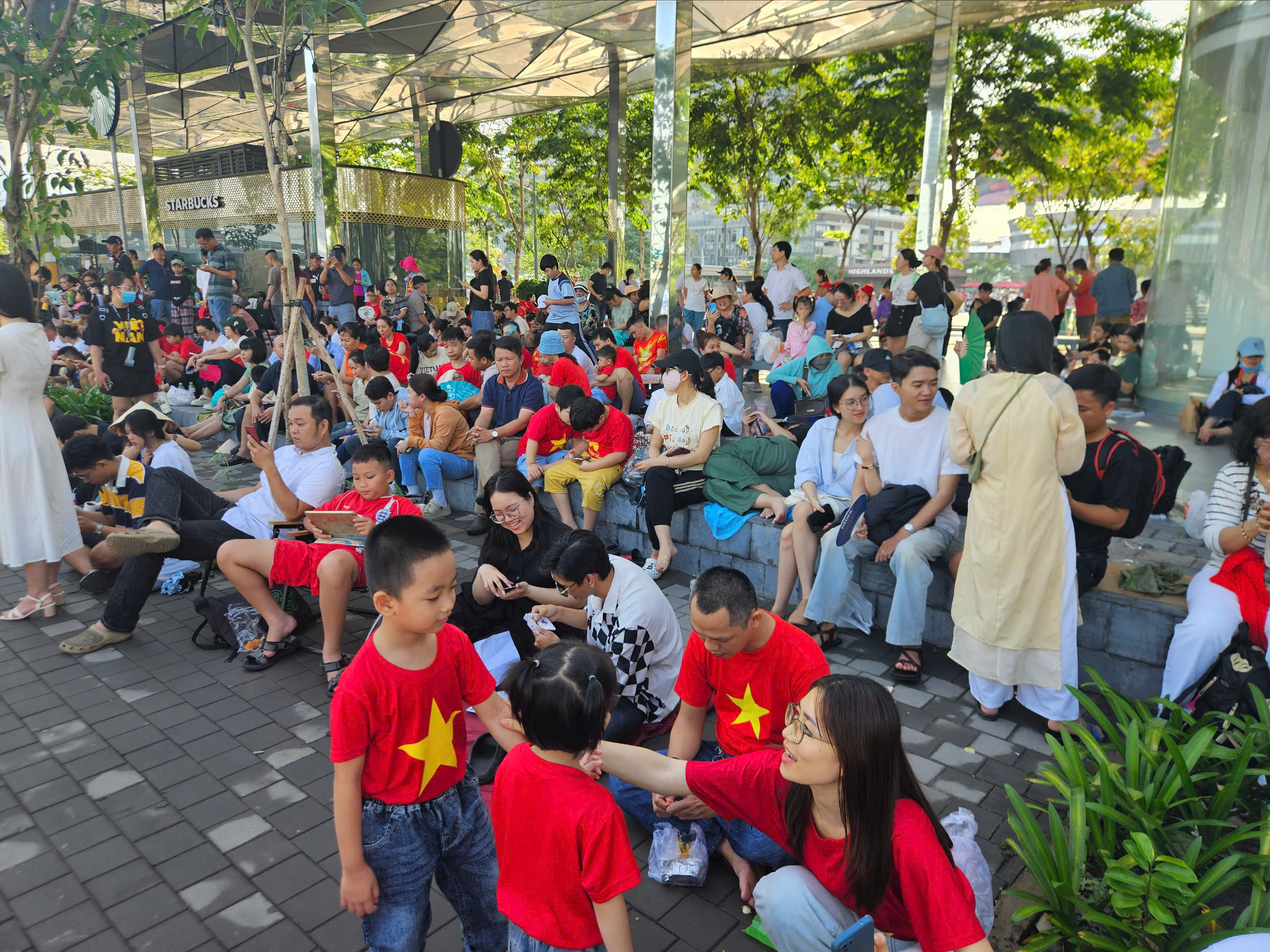 Những địa điểm xem diễu binh, pháo hoa và trình diễn máy bay “không có chỗ chê” dịp 30-4- Ảnh 12.