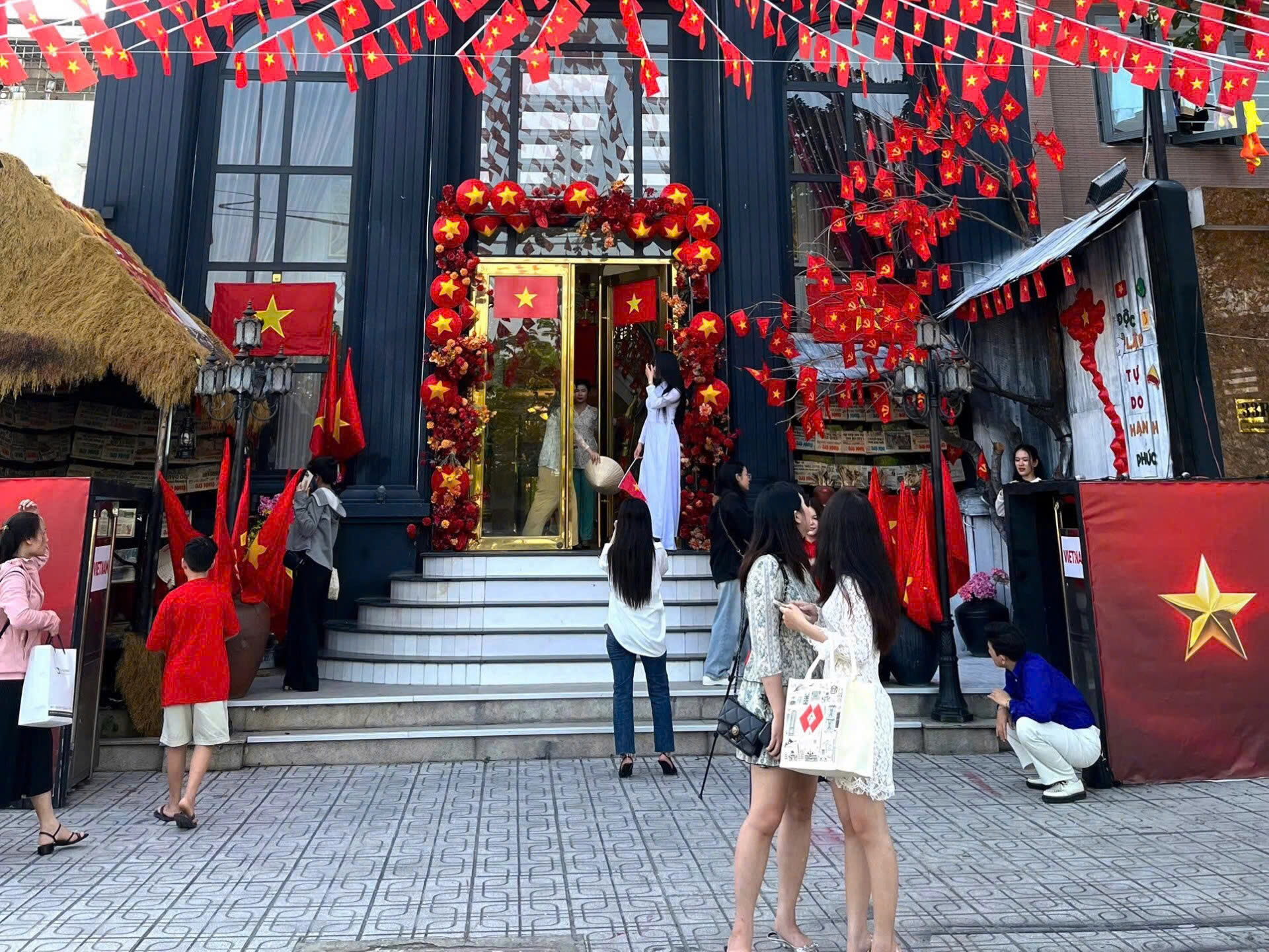 TP HCM: Những quán cà phê rực rỡ sắc đỏ mừng 50 năm thống nhất - Ảnh 2.