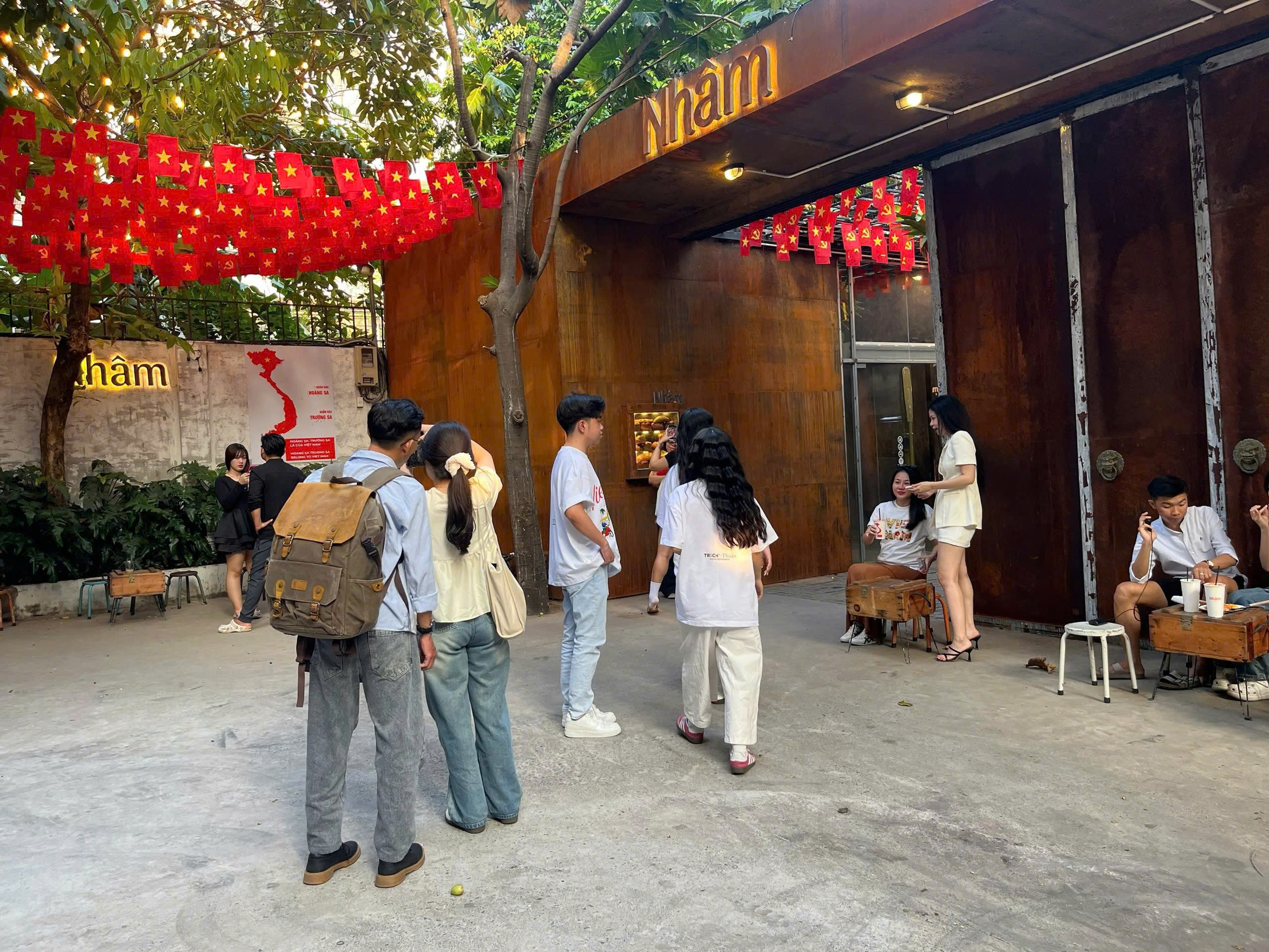 TP HCM: Những quán cà phê rực rỡ sắc đỏ mừng 50 năm thống nhất - Ảnh 13.