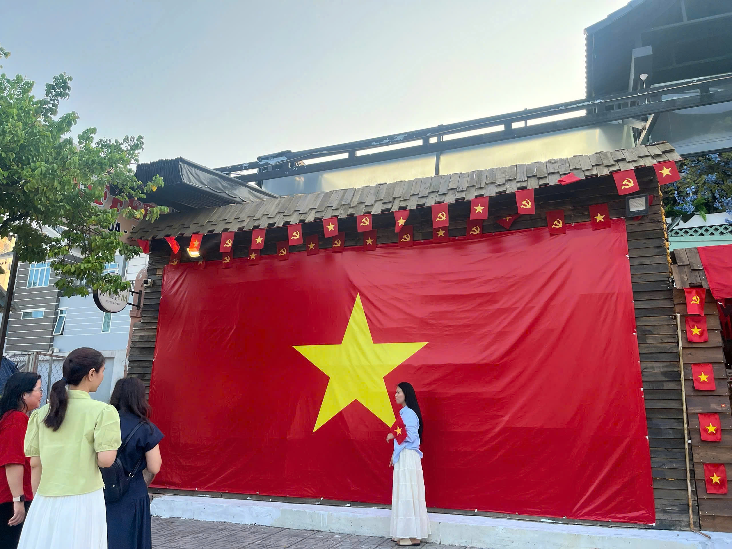 TP HCM: Những quán cà phê rực rỡ sắc đỏ mừng 50 năm thống nhất - Ảnh 17.