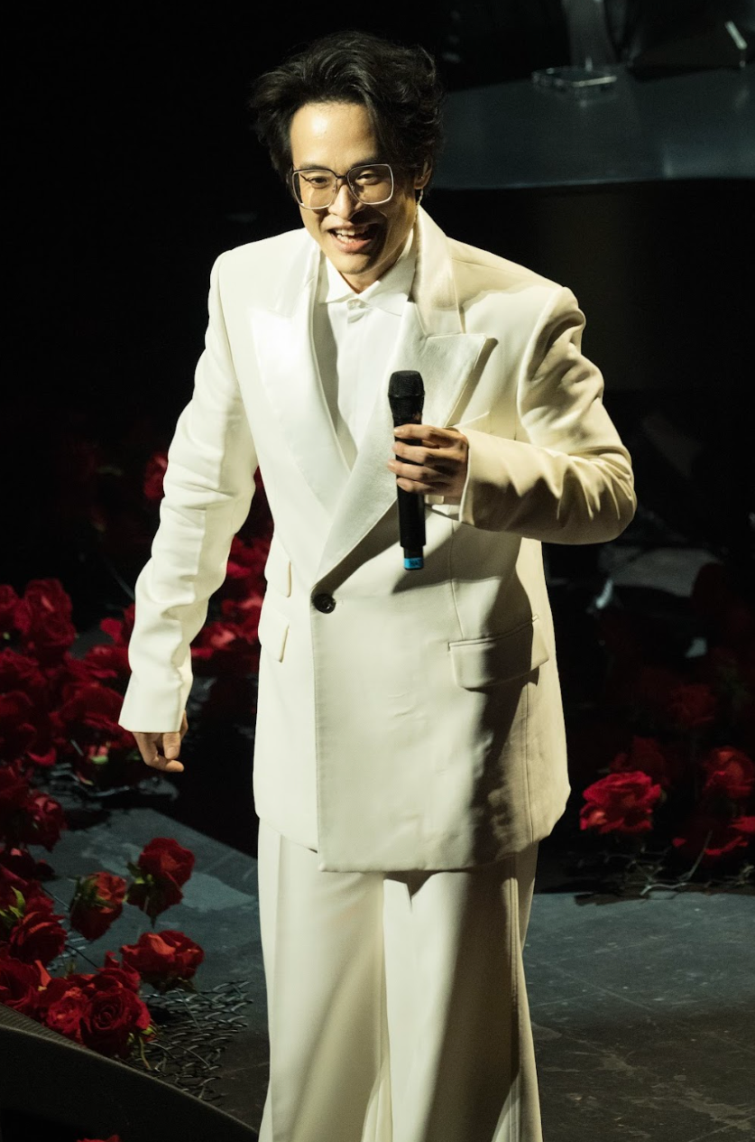 Đằng sau bộ trang phục gây tranh luận của Hà Anh Tuấn - Ảnh 1.