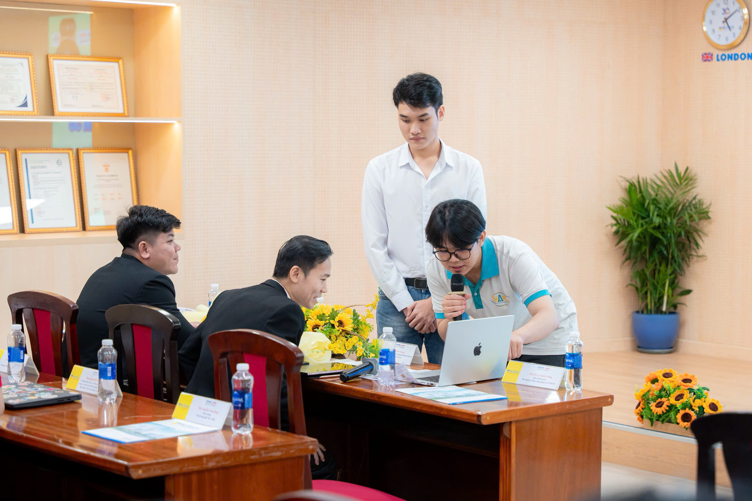 Sinh viên sáng tạo giải pháp chống lũ, AI phát hiện bệnh Parkinson 2 Sinh viên sáng tạo giải pháp chống lũ cho cây trồng - Ảnh 2.