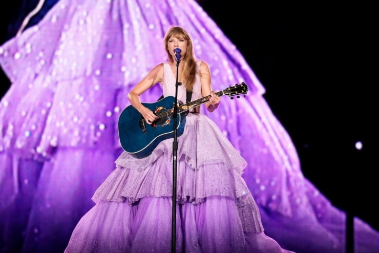 Trang phục đầu tư của Taylor Swift tại concert The Eras Tour.