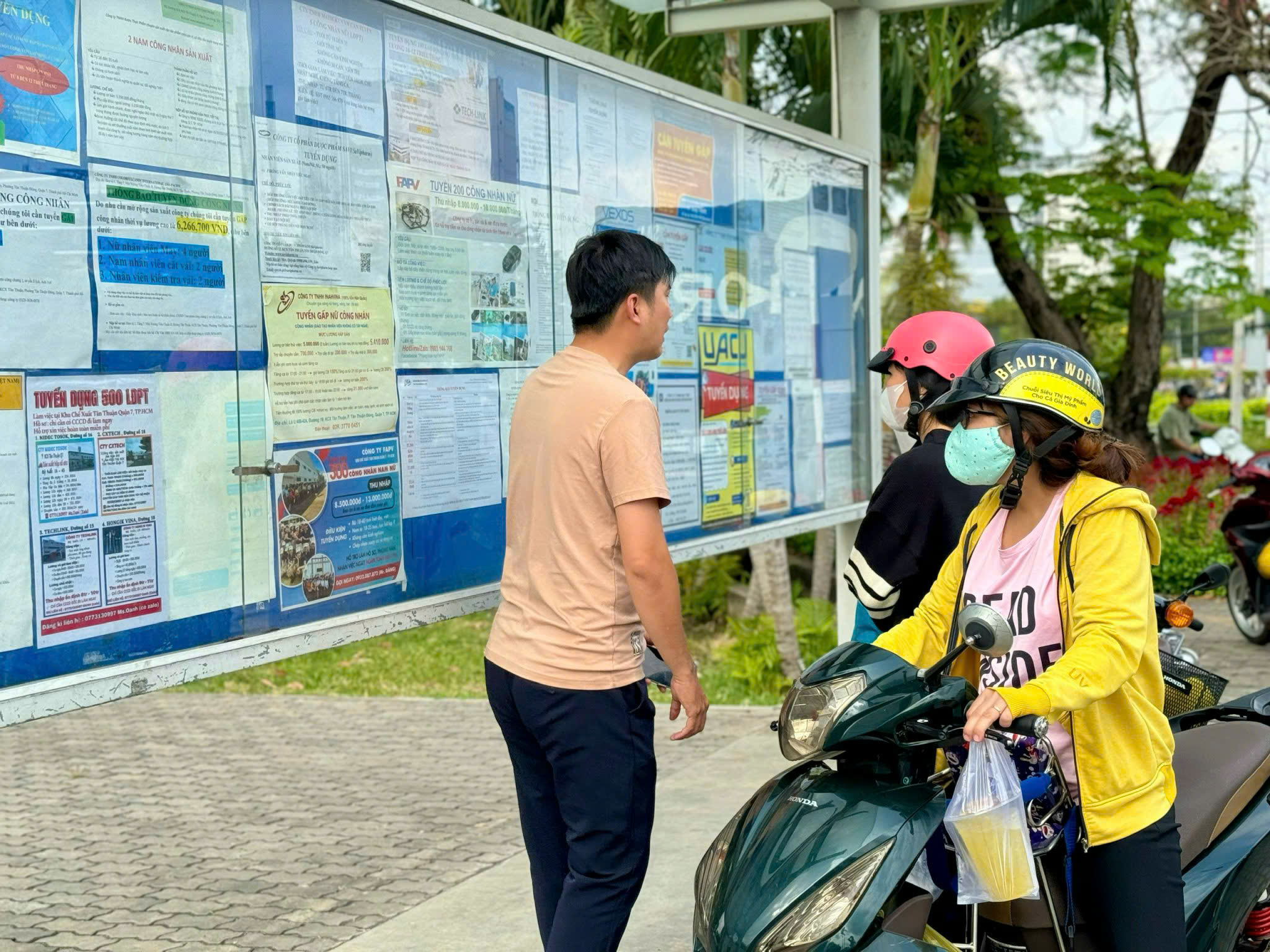 Doanh nghiệp TP HCM “đỏ mắt” tìm lao động phổ thông 2 Doanh nghiệp TP HCM “đỏ mắt” tìm lao động phổ thông - Ảnh 2.