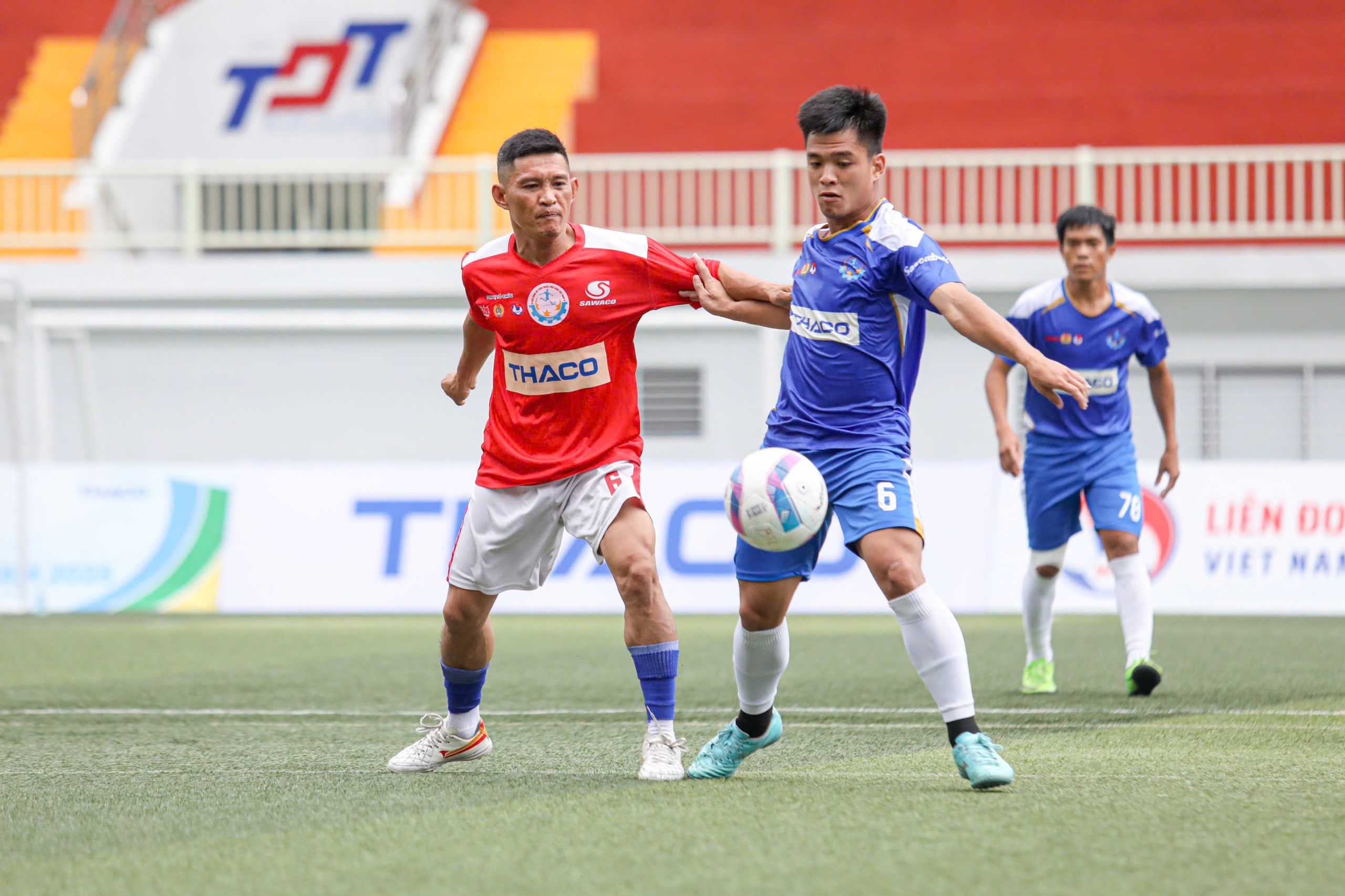 Cầu thủ giảm nỗi lo quá tải ở Giải bóng đá công nhân, viên chức Việt Nam 2025 - Ảnh 2.