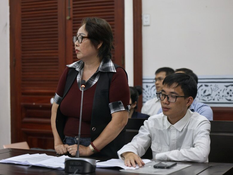 Bà Sáng - mẹ kế của cố diễn viên Đức Tiến có mặt tại tòa.