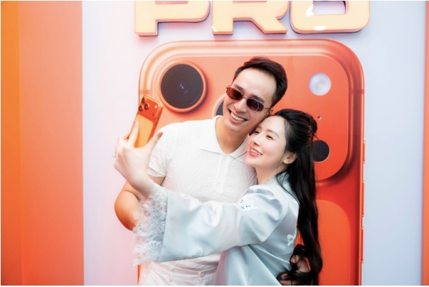  
Vợ chồng Viên Vibi “bắt trend” check-in với iPhone 17 Pro Max màu cam. - Tin sao Viet - Tin tuc sao Viet - Scandal sao Viet - Tin tuc cua Sao - Tin cua Sao