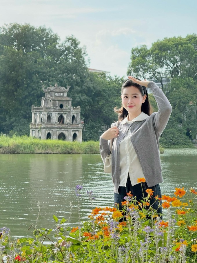 Mùa thu là lúc tiết trời đẹp nhất trong năm ở Hà Nội, với bầu trời xanh trong, gió heo may se se lạnh, lá vàng rơi, mùi hoa sữa thoảng.... Ảnh: Lê Chi