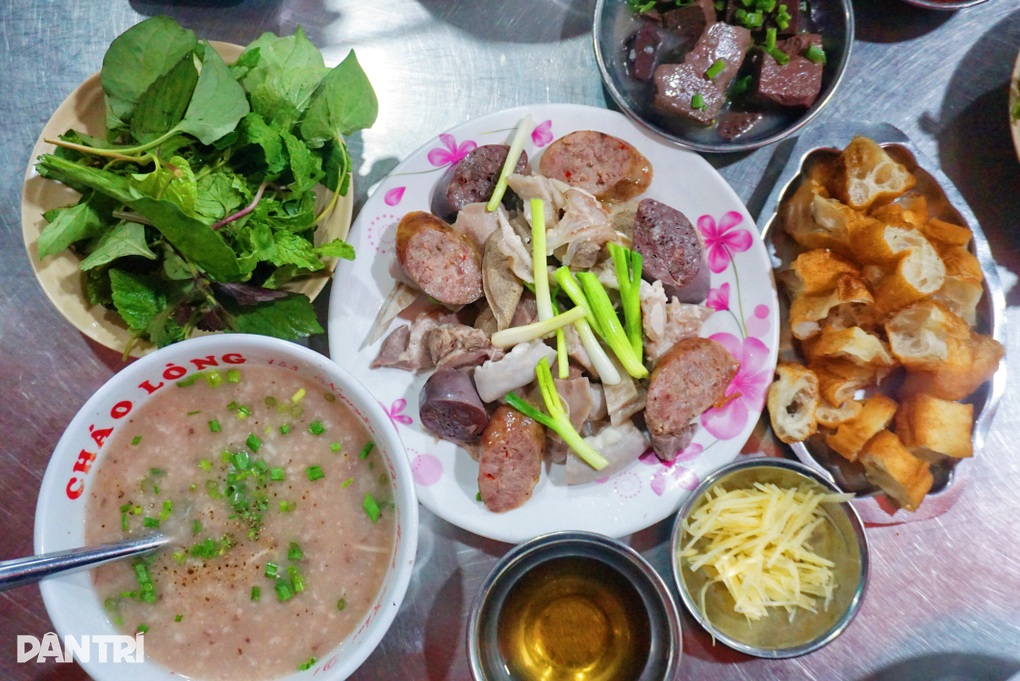 Quán cháo 34 năm tuổi ở TPHCM: Khách xếp hàng dài, đợi 30 phút mới có ăn - 4