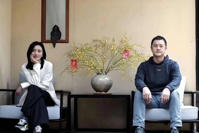 Vì áp lực nợ nần, trước khi ly hôn, vợ chồng Lý Á Bằng phải chuyển về nông thôn sống, nam diễn viên làm nhiều nghề để có thu nhập. Ảnh: Sohu