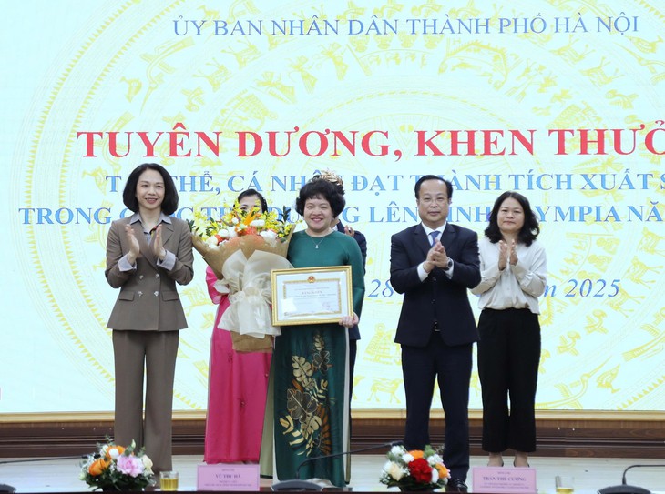 Chủ tịch Hà Nội tặng bằng khen cho quán quân Đường lên đỉnh Olympia Trần Bùi Bảo Khánh - Ảnh 4.