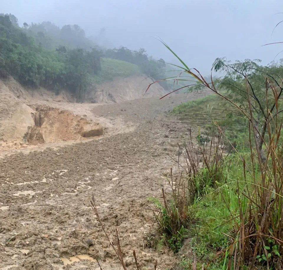 Lượng đất đá khổng lồ đổ xuống vùi lấp hoa màu, làm gãy đường bê tông. sat-lo-trong-dem-o-quang-ngai-hang-nghin-khoi-dat-da-lam-gay-duong-vui-3-5-ha-hoa-mau-1.jpg