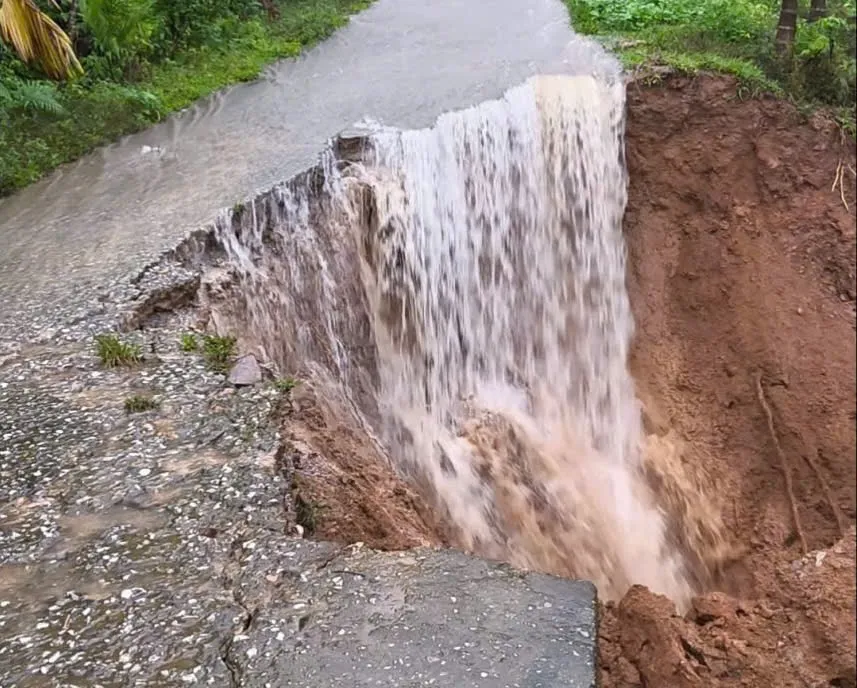 Nhiều vị trí sạt tạo hàm ếch, nước chảy xiết. chum-anh-mua-lon-gay-ngap-sau-sat-lo-chia-cat-nhieu-noi-o-tinh-quang-ngai4.jpg