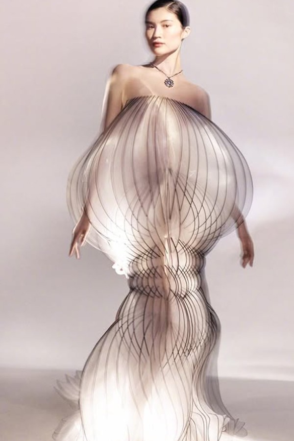 Mỗi lần Hà Tuệ xuất hiện đều khiến khán giả yêu thời trang phải "oh wow" vì quá lộng lẫy và thời trang.