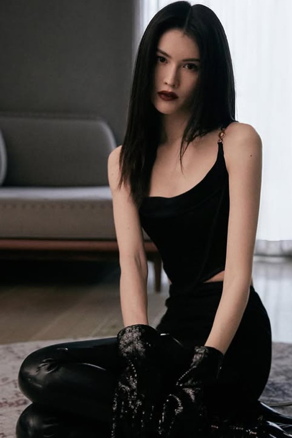 Cô xuất hiện ở đâu cũng tỏa sáng bởi nhan sắc lẫn khí chất đặc biệt phù hợp với làng mốt.