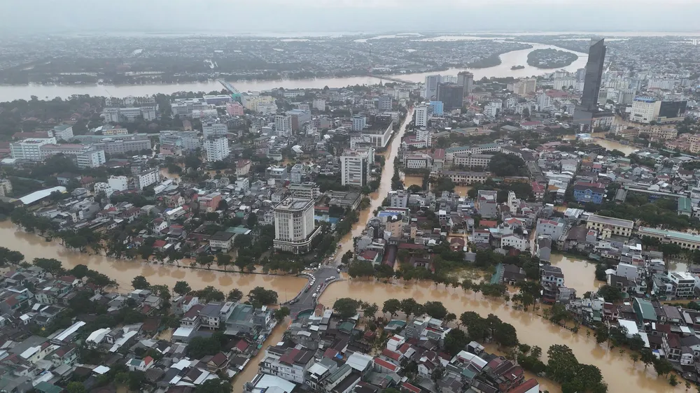 Nhiều nơi tại TP Huế vẫn đang ngập sâu. chu-tich-ubnd-tp-hue-thiet-hai-tai-san-it-hon-1999-nho-nguoi-dan-y-thuc.jpg